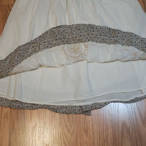 Beautiful  Embroidered Neutral Skirt - Picture 5 of 6